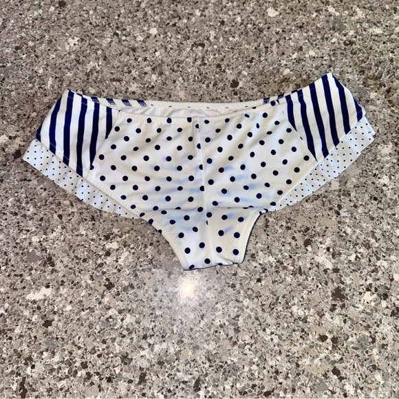 Victoria’s Secret l Polka Dot and Stripe Bikini l Cheeky Bottoms l Size: 32D/Sm - Picture 6 of 10